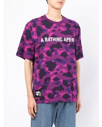 lila Camouflage T-Shirt mit einem Rundhalsausschnitt von A Bathing Ape