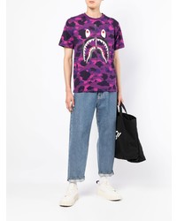 lila Camouflage T-Shirt mit einem Rundhalsausschnitt von A Bathing Ape