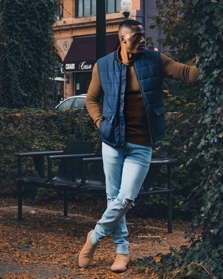 Beige Chelsea Boots aus Wildleder kombinieren – 500+ Herren Outfits: Kombinieren Sie eine dunkelblaue gesteppte ärmellose Jacke mit hellblauen Jeans mit Destroyed-Effekten für einen entspannten Wochenend-Look. Vervollständigen Sie Ihr Outfit mit beige Chelsea Boots aus Wildleder, um Ihr Modebewusstsein zu zeigen.