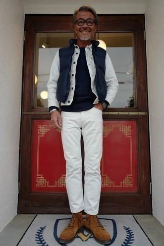 Dunkelblaues Langarmshirt kombinieren – 209 Herren Outfits: Tragen Sie ein dunkelblaues Langarmshirt und weißen Jeans, um einen lockeren, aber dennoch stylischen Look zu erhalten. Setzen Sie bei den Schuhen auf die klassische Variante mit einer braunen Wildlederfreizeitstiefeln.