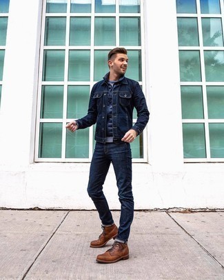 30 Jährige: Dunkelblaue Jeansjacke kombinieren – 500+ Herren Outfits: Kombinieren Sie eine dunkelblaue Jeansjacke mit dunkelblauen Jeans für ein bequemes Outfit, das außerdem gut zusammen passt. Fühlen Sie sich ideenreich? Ergänzen Sie Ihr Outfit mit einer braunen Lederfreizeitstiefeln.