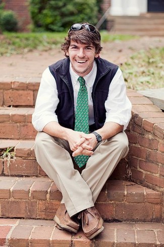 Mintgrüne Krawatte kombinieren – 125 Herren Outfits: Paaren Sie eine dunkelblaue ärmellose Jacke mit einer mintgrünen Krawatte für einen stilvollen, eleganten Look. Suchen Sie nach leichtem Schuhwerk? Vervollständigen Sie Ihr Outfit mit einer braunen Lederfreizeitstiefeln für den Tag.