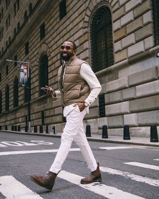 Braune Chelsea Boots aus Leder kombinieren – 500+ Herren Outfits: Kombinieren Sie eine beige gesteppte ärmellose Jacke mit einer weißen Chinohose, um mühelos alles zu meistern, was auch immer der Tag bringen mag. Fühlen Sie sich ideenreich? Wählen Sie braunen Chelsea Boots aus Leder.