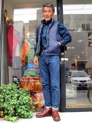 Lila ärmellose Jacke kombinieren – 6 Herren Outfits: Paaren Sie eine lila ärmellose Jacke mit blauen Jeans für ein Alltagsoutfit, das Charakter und Persönlichkeit ausstrahlt. Rotbraune Leder Derby Schuhe putzen umgehend selbst den bequemsten Look heraus.