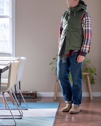 30 Jährige: Welche Jeans mit olivgrüner ärmelloser Jacke zu tragen – 54 Herren Outfits: Die Vielseitigkeit von einer olivgrünen ärmelloser Jacke und Jeans machen sie zu einer lohnenswerten Investition. Dieses Outfit passt hervorragend zusammen mit beige Chukka-Stiefeln aus Wildleder.