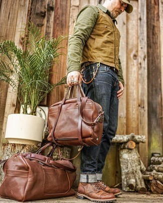Rotbraune Lederfreizeitstiefel kombinieren – 500+ Herbst Herren Outfits: Kombinieren Sie eine beige ärmellose Jacke mit dunkelblauen Jeans für ein großartiges Wochenend-Outfit. Fügen Sie eine rotbraune Lederfreizeitstiefel für ein unmittelbares Style-Upgrade zu Ihrem Look hinzu. Der Look ist mega und passt toll zum Herbst.