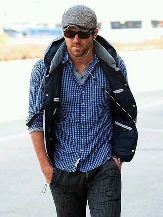 Ryan Reynolds trägt graue ärmellose Jacke, blaues Langarmhemd mit Vichy-Muster, graues Langarmshirt mit einer Knopfleiste, dunkelgraue Jeans