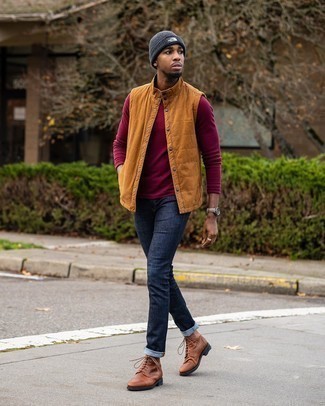 20 Jährige: Hellbeige Lederuhr kombinieren – 184 Herren Outfits: Kombinieren Sie eine rotbraune gesteppte ärmellose Jacke mit einer hellbeige Lederuhr für einen entspannten Wochenend-Look. Entscheiden Sie sich für eine braune Lederfreizeitstiefel, um Ihr Modebewusstsein zu zeigen.
