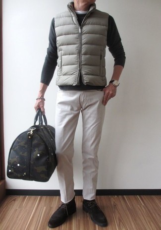 Reisetasche kombinieren – 500+ Herren Outfits: Für ein bequemes Couch-Outfit, paaren Sie eine graue gesteppte ärmellose Jacke mit einer Reisetasche. Fühlen Sie sich mutig? Wählen Sie dunkelbraunen Chukka-Stiefel aus Wildleder.