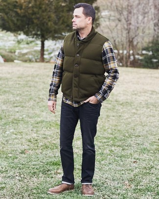 Olivgrüne gesteppte ärmellose Jacke kombinieren – 141 Herren Outfits: Tragen Sie eine olivgrüne gesteppte ärmellose Jacke und schwarzen Jeans, um einen lockeren, aber dennoch stylischen Look zu erhalten. Fühlen Sie sich mutig? Wählen Sie eine braune Lederfreizeitstiefel.