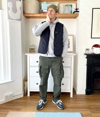Grauen Pullover kombinieren – 500+ Herren Outfits: Ein grauer Pullover und eine olivgrüne Cargohose sind eine perfekte Outfit-Formel für Ihre Sammlung. Fühlen Sie sich ideenreich? Vervollständigen Sie Ihr Outfit mit dunkelblauen und weißen Sportschuhen.
