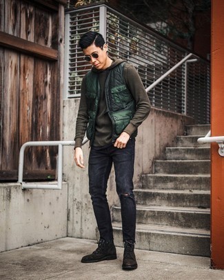 Braune Wildlederfreizeitstiefel kombinieren – 500+ Herren Outfits: Für ein bequemes Couch-Outfit, erwägen Sie das Tragen von einer dunkelgrünen gesteppten ärmelloser Jacke und dunkelgrauen engen Jeans mit Destroyed-Effekten. Entscheiden Sie sich für eine braune Wildlederfreizeitstiefel, um Ihr Modebewusstsein zu zeigen.