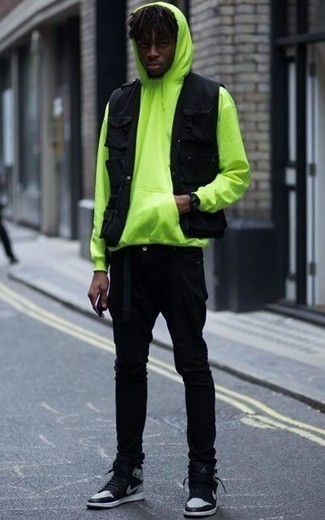 gelbgrüner Pullover mit einem Kapuze von Urban Classics