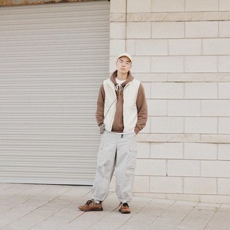Graue Cargohose kombinieren – 178 Herren Outfits: Kombinieren Sie eine weiße ärmellose Jacke mit einer grauen Cargohose für ein großartiges Wochenend-Outfit. Wenn Sie nicht durch und durch formal auftreten möchten, entscheiden Sie sich für braunen Sportschuhe.