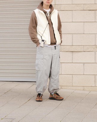 Graue Cargohose kombinieren – 178 Herren Outfits: Entscheiden Sie sich für eine weiße ärmellose Jacke und eine graue Cargohose für ein großartiges Wochenend-Outfit. Suchen Sie nach leichtem Schuhwerk? Komplettieren Sie Ihr Outfit mit braunen Sportschuhen für den Tag.