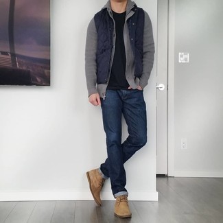 Ärmellose Jacke kombinieren – 500+ Herren Outfits: Kombinieren Sie eine ärmellose Jacke mit dunkelblauen Jeans für ein großartiges Wochenend-Outfit. Beige Chukka-Stiefel aus Wildleder sind eine ideale Wahl, um dieses Outfit zu vervollständigen.