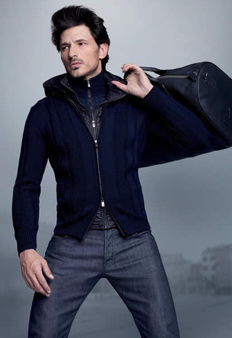 Dunkelblaue Leder Reisetasche kombinieren – 5 Smart-Casual Herbst Herren Outfits: Kombinieren Sie eine schwarze ärmellose Jacke mit einer dunkelblauen Leder Reisetasche für einen entspannten Wochenend-Look. Schon ergibt sich ein stylisches Herbst-Outfit.