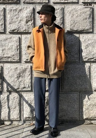 Fischerhut kombinieren – 500+ Herren Outfits: Für ein bequemes Couch-Outfit, paaren Sie eine orange Fleece-ärmellose Jacke mit einem Fischerhut. Fühlen Sie sich mutig? Komplettieren Sie Ihr Outfit mit schwarzen Chelsea Boots aus Leder.