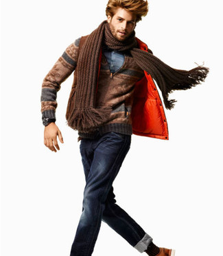Braunen Schal kombinieren – 341 Herren Outfits: Tragen Sie eine braune ärmellose Jacke und einen braunen Schal für einen entspannten Wochenend-Look.