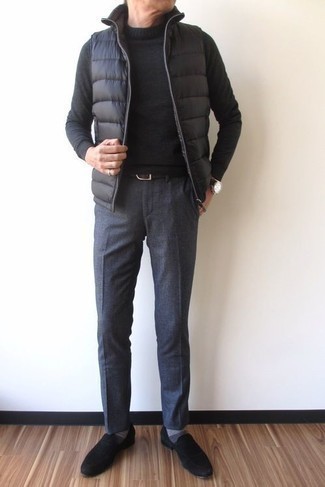 40 Jährige: Wie grauen Pullover mit einem Rundhalsausschnitt mit grauer Anzughose zu kombinieren – 5 Herren Outfits: Kombinieren Sie einen grauen Pullover mit einem Rundhalsausschnitt mit einer grauen Anzughose für eine klassischen und verfeinerte Silhouette. Schwarze Wildleder Slipper sind eine perfekte Wahl, um dieses Outfit zu vervollständigen.
