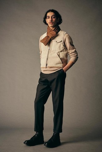 Braunen Schal kombinieren – 341 Herren Outfits: Erwägen Sie das Tragen von einer hellbeige ärmelloser Jacke und einem braunen Schal für einen entspannten Wochenend-Look. Fühlen Sie sich ideenreich? Ergänzen Sie Ihr Outfit mit einer schwarzen Lederfreizeitstiefeln.