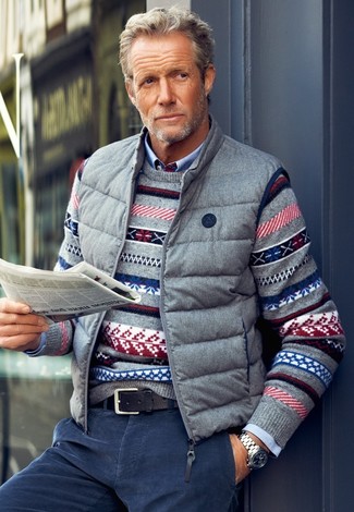 grauer Pullover mit einem Rundhalsausschnitt mit Norwegermuster