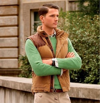 braune ärmellose Jacke, grüner Pullover mit einem Rundhalsausschnitt, weißes Langarmhemd mit Schottenmuster, hellbeige Chinohose für Herren