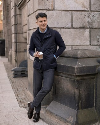 Dunkelgraue Socken kombinieren – 500+ Smart-Casual Herren Outfits: Kombinieren Sie eine dunkelblaue gesteppte ärmellose Jacke mit dunkelgrauen Socken für einen entspannten Wochenend-Look. Fühlen Sie sich ideenreich? Komplettieren Sie Ihr Outfit mit dunkelbraunen Doppelmonks aus Leder.