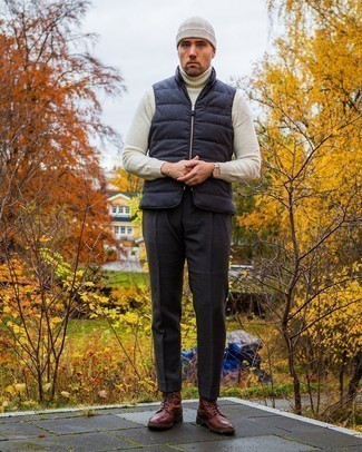 Dunkelbraune Lederstiefel kombinieren – 500+ Herren Outfits: Kombinieren Sie eine dunkelblaue gesteppte ärmellose Jacke mit einer dunkelgrauen Anzughose für einen stilvollen, eleganten Look. Fühlen Sie sich ideenreich? Wählen Sie dunkelbraunen Lederstiefel.