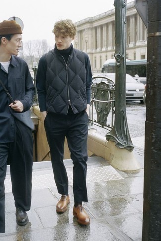 Braune Leder Oxford Schuhe kombinieren – 311 Smart-Casual Herren Outfits: Kombinieren Sie eine schwarze gesteppte ärmellose Jacke mit einer schwarzen Chinohose für ein großartiges Wochenend-Outfit. Heben Sie dieses Ensemble mit braunen Leder Oxford Schuhen hervor.