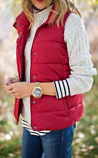 Rote ärmellose Jacke kombinieren – 7 Damen Outfits: Probieren Sie diese Kombi aus einer roten ärmelloser Jacke und dunkelblauen engen Jeans, um einen auffälligen, entspannten Look zu erzeugen, der in der Garderobe der Frau nicht fehlen darf.