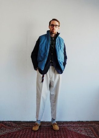 Herren Outfits 2022: Kombinieren Sie eine blaue ärmellose Jacke mit einem dunkelblauen Sakko, um einen eleganten, aber nicht zu festlichen Look zu kreieren. Schalten Sie Ihren Kleidungsbestienmodus an und machen beige Wildleder Slipper zu Ihrer Schuhwerkwahl.