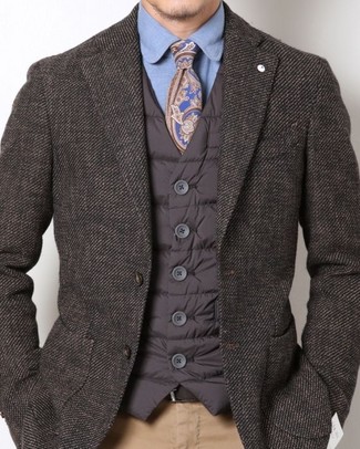 Blaue Krawatte mit Paisley-Muster kombinieren – 134 Herren Outfits: Erwägen Sie das Tragen von einer dunkelbraunen gesteppten ärmelloser Jacke und einer blauen Krawatte mit Paisley-Muster für Drinks nach der Arbeit.