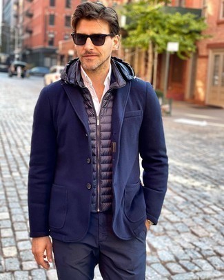 Wie ärmellose Jacke mit Anzughose zu kombinieren – 70 Herren Outfits: Kombinieren Sie eine ärmellose Jacke mit einer Anzughose für einen stilvollen, eleganten Look.