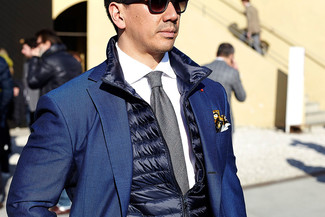 Blaue ärmellose Jacke kombinieren – 339 Herren Outfits: Erwägen Sie das Tragen von einer blauen ärmelloser Jacke und einem blauen Sakko für Ihren Bürojob.