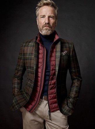 Braunes bedrucktes Einstecktuch kombinieren – 200 Herren Outfits: Eine rote gesteppte ärmellose Jacke und ein braunes bedrucktes Einstecktuch sind eine großartige Outfit-Formel für Ihre Sammlung.