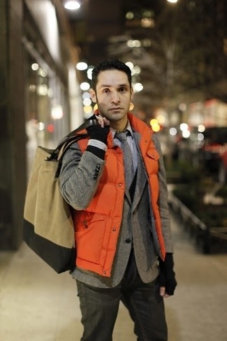 Dunkelgrüne Shopper Tasche aus Segeltuch kombinieren – 327 Herren Outfits: Für ein bequemes Couch-Outfit, erwägen Sie das Tragen von einer orange gesteppten ärmelloser Jacke und einer dunkelgrünen Shopper Tasche aus Segeltuch.