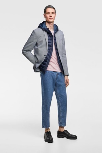 dunkelblaue gesteppte ärmellose Jacke, graues Sakko, rosa T-Shirt mit einem Rundhalsausschnitt, blaue Jeans für Herren