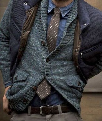 dunkelblaue ärmellose Jacke, graue Strickjacke mit einem Schalkragen, blaues Jeanshemd, graue Anzughose für Herren