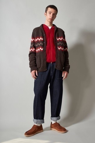 Braune Chukka-Stiefel aus Wildleder kombinieren – 1028+ Herren Outfits: Entscheiden Sie sich für eine rote Fleece-ärmellose Jacke und dunkelblauen Jeans für ein großartiges Wochenend-Outfit. Vervollständigen Sie Ihr Look mit braunen Chukka-Stiefeln aus Wildleder.