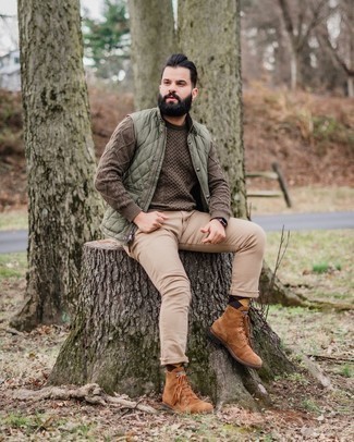 Braune Wildlederfreizeitstiefel kombinieren – 500+ Herren Outfits: Vereinigen Sie eine olivgrüne gesteppte ärmellose Jacke mit beige Jeans, um mühelos alles zu meistern, was auch immer der Tag bringen mag. Eine braune Wildlederfreizeitstiefel bringen Eleganz zu einem ansonsten schlichten Look.