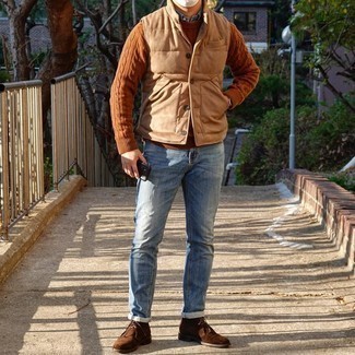Braune Chukka-Stiefel aus Wildleder kombinieren – 500+ Smart-Casual Herren Outfits: Kombinieren Sie eine beige Wildleder ärmellose Jacke mit einem rotbraunen Strickpullover für einen bequemen Alltags-Look. Dieses Outfit passt hervorragend zusammen mit braunen Chukka-Stiefeln aus Wildleder.