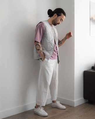 graue gesteppte ärmellose Jacke, lila T-Shirt mit einem Rundhalsausschnitt, weiße Chinohose, weiße Segeltuch niedrige Sneakers für Herren