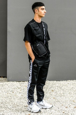 schwarze ärmellose Jacke, schwarzes T-Shirt mit einem Rundhalsausschnitt, schwarze und weiße Jogginghose, weiße Sportschuhe für Herren