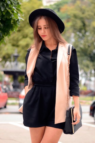 Schwarzen Wollhut kombinieren – 473 Damen Outfits: Mit dieser Kombi aus einem rosa ärmellosem Blazer und einem schwarzen Wollhut werden Sie die ideale Balance zwischen einem Freizeit-Look und modischem Stil erreichen.