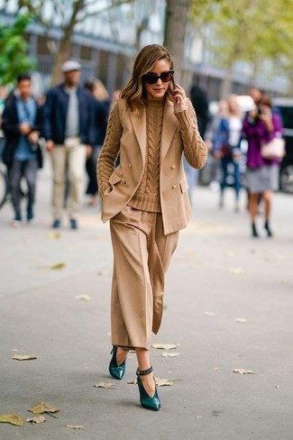 Beige ärmellosen Blazer kombinieren – 4 Damen Outfits: Wahlen Sie einen beige ärmellosen Blazer und einen beige Hosenrock für ein großartiges Alltags-Outfit. Ergänzen Sie Ihr Look mit dunkelgrünen Leder Pumps.