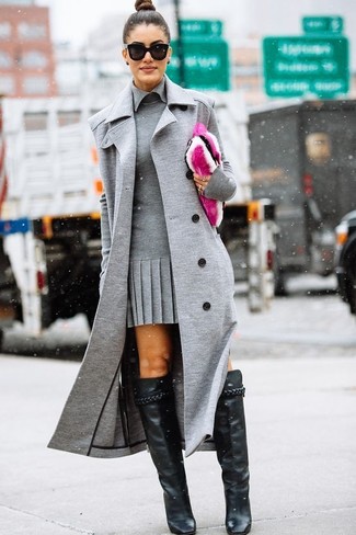 Grauen ärmellosen Mantel kombinieren – 16 Damen Outfits: Kombinieren Sie einen grauen ärmellosen Mantel mit einem grauen Etuikleid, um einen eleganten, aber nicht zu festlichen Look zu erzeugen. Vervollständigen Sie Ihr Look mit schwarzen kniehohe Stiefeln aus Leder.