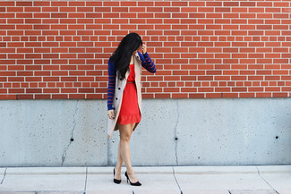 Rotes Freizeitkleid kombinieren – 25 Damen Outfits: Um ein lässiges Outfit zu schaffen, sind ein rotes Freizeitkleid und ein hellbeige ärmelloser Mantel ganz perfekt geeignet. Schwarze Wildleder Pumps sind eine kluge Wahl, um dieses Outfit zu vervollständigen.