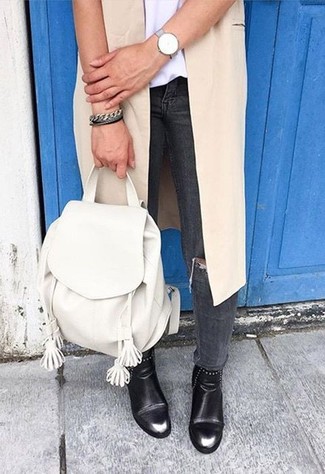 Weißen Rucksack kombinieren – 26 Damen Outfits: Wenn Sie auf der Suche nach der perfekten legeren Kombination sind, erwägen Sie das Tragen von einem hellbeige ärmellosem Mantel und einem weißen Rucksack. Schwarze Leder Stiefeletten sind eine kluge Wahl, um dieses Outfit zu vervollständigen.