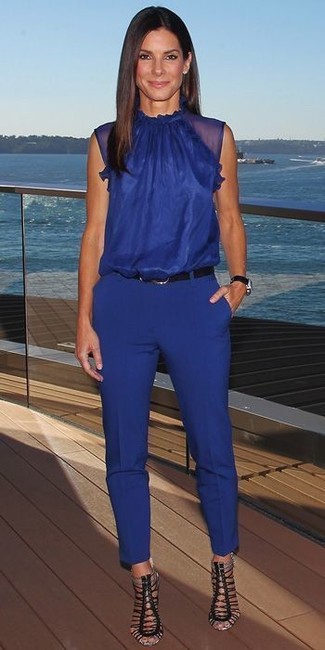 40 Jährige: Smart-Casual Outfits Damen 2021: Um einen schicken, lockeren Look zu kreieren, probieren Sie die Kombination aus einem blauen ärmellosem Oberteil und einer blauen enger Hose. Schwarze leder sandaletten sind eine perfekte Wahl, um dieses Outfit zu vervollständigen.